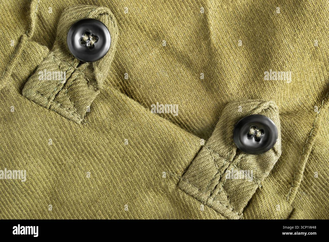Giacca in cotone knaki verde con bottoni in primo piano come sfondo Foto Stock