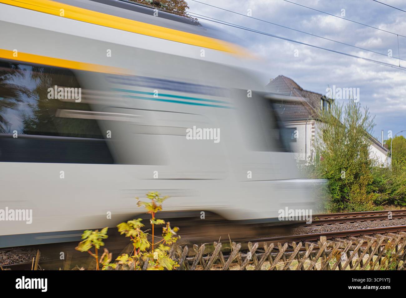 Il movimento veloce dei treni ha reso i treni più sfocati gli spostamenti Foto Stock
