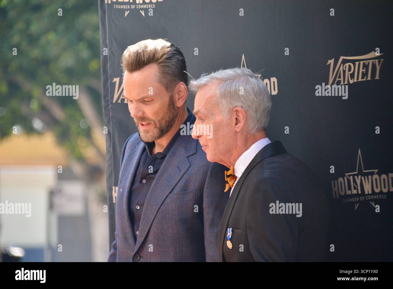 Joel McHale e Bill Nye condividono un momento spensierato mentre posano insieme sul gradino e si ripetono alla cerimonia della stella della Walk of Fame di Nye a Los Angeles. Il comico e l'amato educatore scientifico scherzarono per le telecamere come parte dell'evento celebrativo in onore di Bill Nye, il ragazzo della scienza. Foto Stock