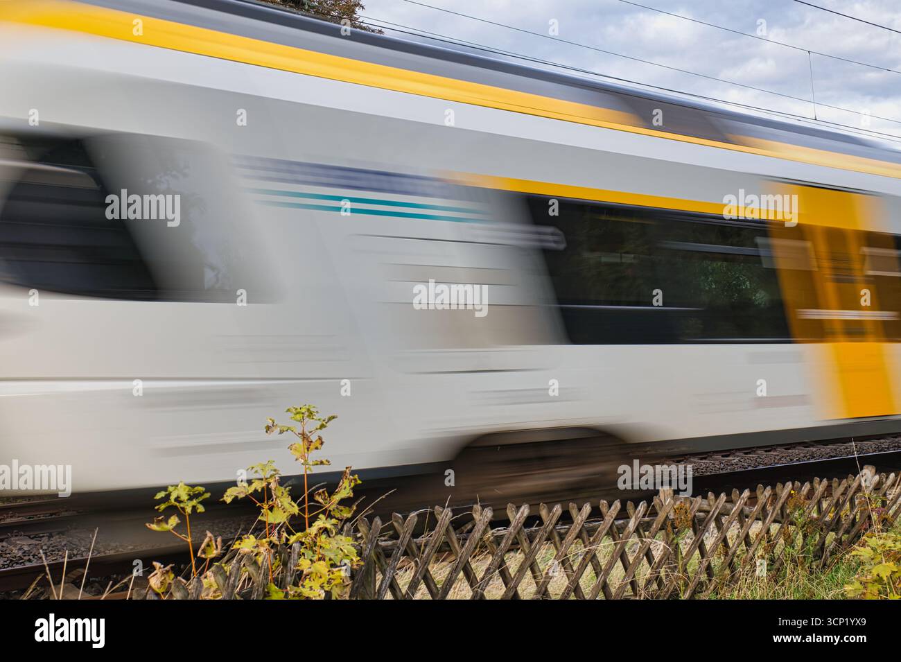 Il movimento veloce dei treni ha reso i treni più sfocati gli spostamenti Foto Stock