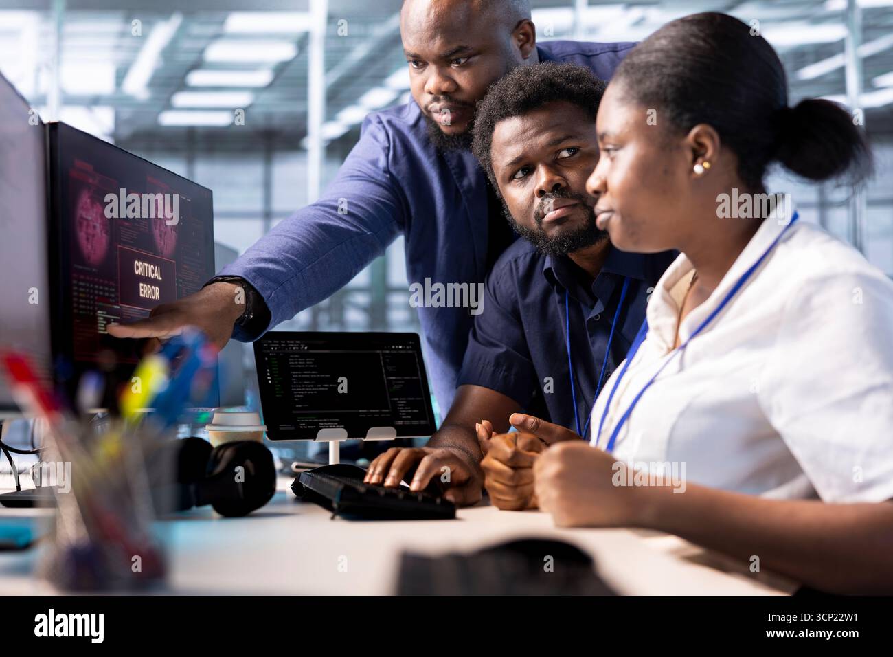 I colleghi della cybersecurity monitorano gli incidenti di sicurezza che interessano i sistemi di server farm, vengono avvisati da avvisi di violazione della sicurezza, eseguono un lavoro di squadra per eliminare i pericoli e proteggono i supercomputer Foto Stock