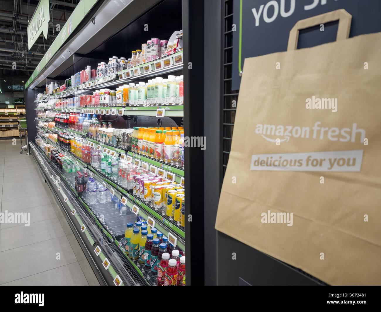 Una vista della sala delle bevande presso un negozio di alimentari Amazon Fresh a Londra, che espone un'ampia gamma di bevande comuni. Foto Stock