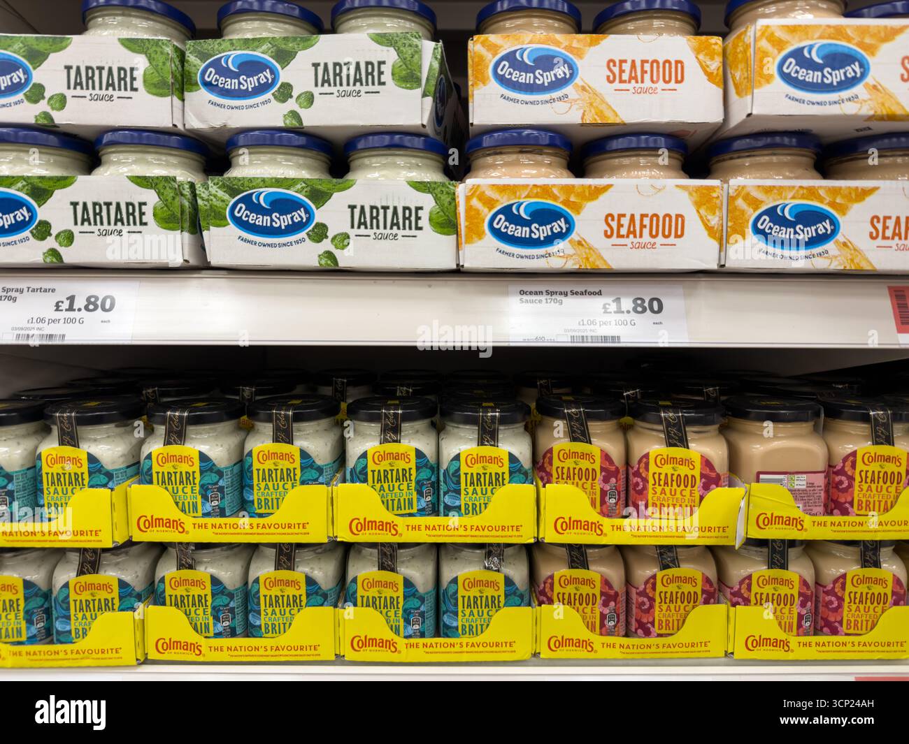 Un supermercato mostra una fila di bottiglie di salsa al tartare di Colman sullo scaffale inferiore, con salse alla tartara di pesce disposte sullo scaffale sopra. Foto Stock