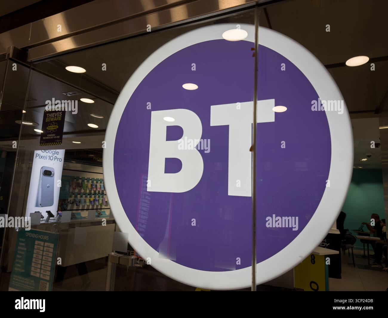 Logo BT visto sulle vetrine di Currys Foto Stock
