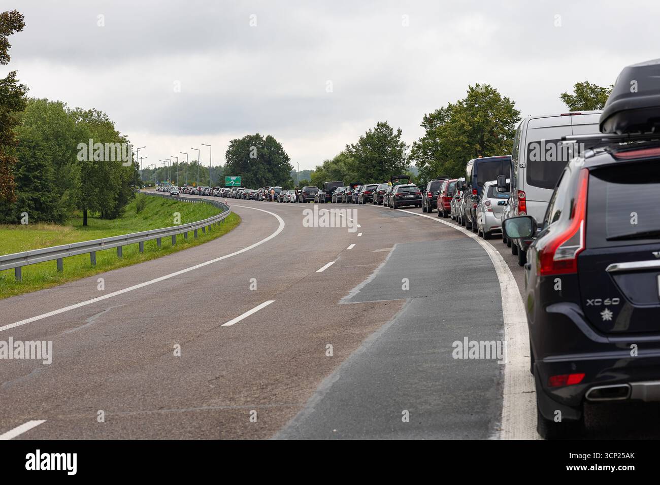 Terespol, Polonia - 19 luglio 2025: Ingorgo infinito di automobili bloccate al confine con la Polonia Bielorussia, con persone che devono affrontare lunghe ore di attesa e incertezza Foto Stock