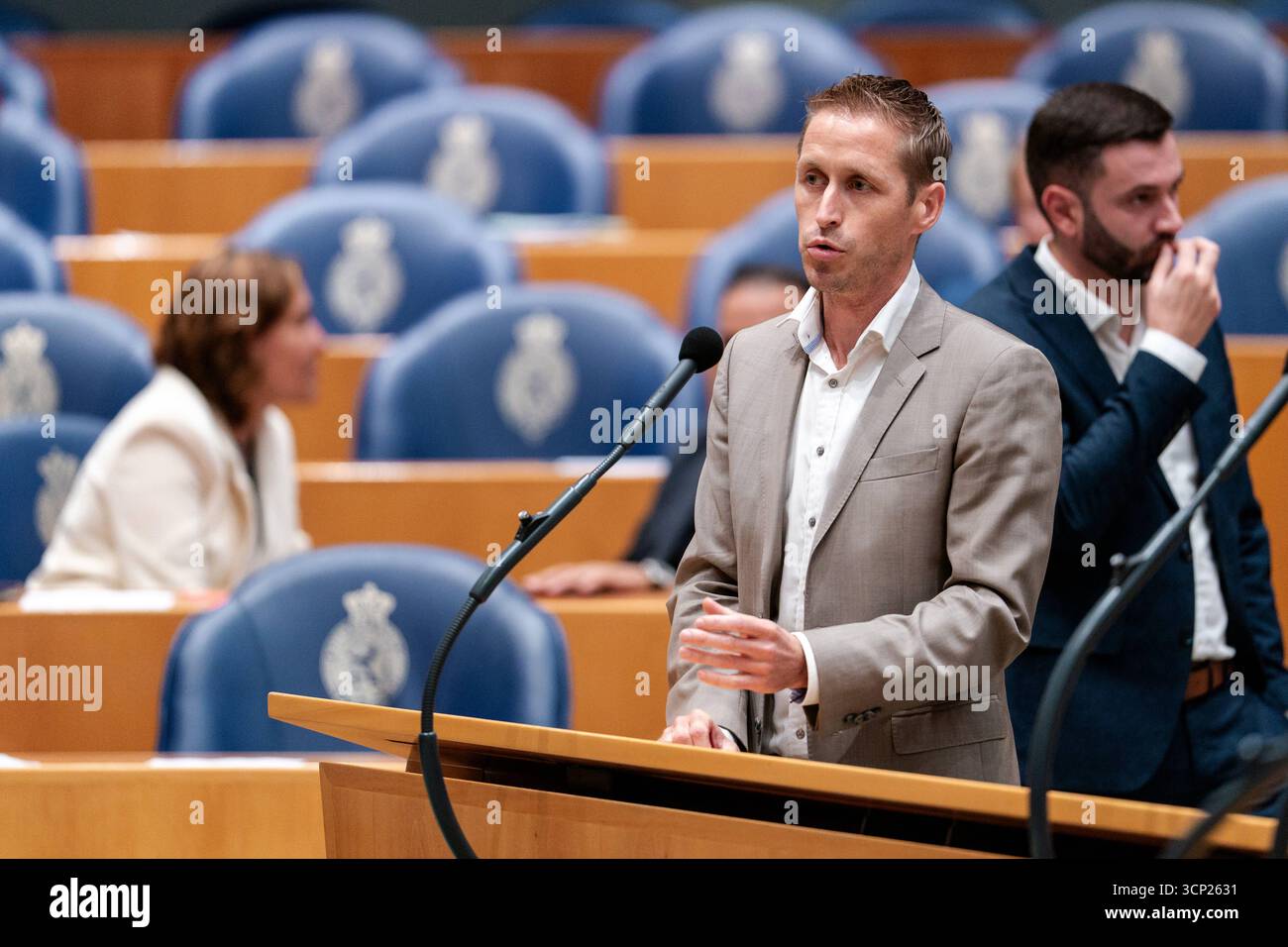 2025-09-23 Dutch Tweede Kamer Plenary Debate DEN HAAG, PAESI BASSI - 23 SETTEMBRE: Michiel van Nispen SP durante il dibattito Plenario al Tweede Kamer il 23 settembre 2025 a Den Haag, Paesi Bassi Den Haag Tweede Kamer Paesi Bassi contenuto non disponibile per la ridistribuzione nei Paesi Bassi direttamente o indirettamente tramite terzi. Copyright: XJohnxBeckmannx Foto Stock