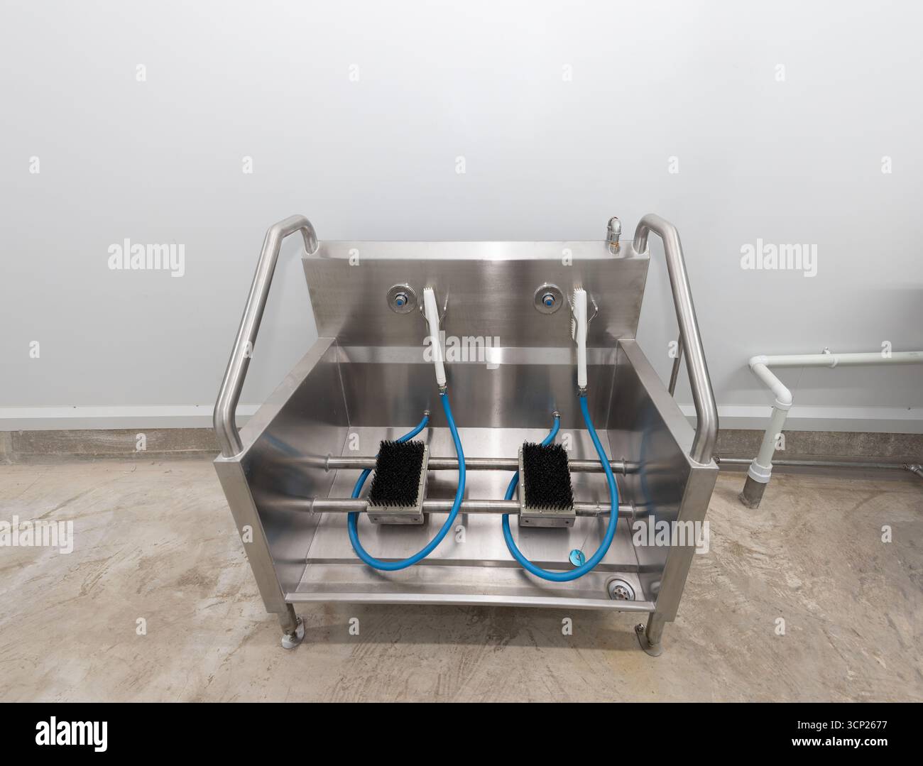 Apparecchiature per mattatoi , stazione per la pulizia di stivali, acciaio inossidabile, requisiti igienici, Foto Stock