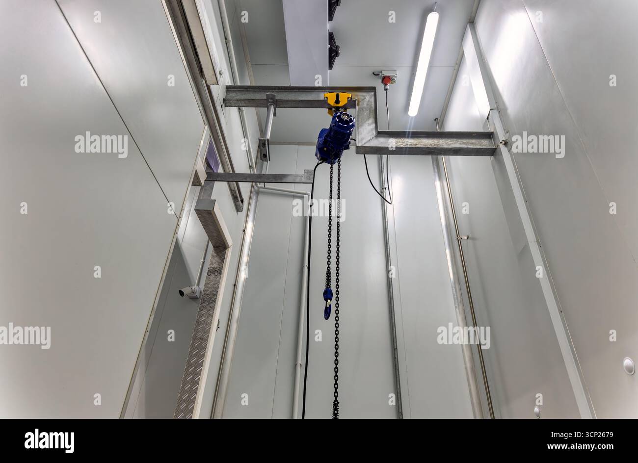 Installazione di trasportatori per impianti , piattaforma di sollevamento per congelatori per la lavorazione della carne , catena di sollevamento per gru, sistemi di supporto meccanici per macelli Foto Stock
