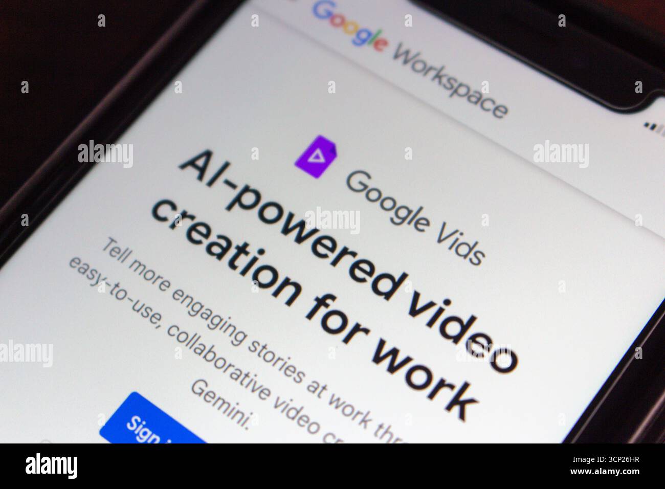 Interfaccia Google Vids su smartphone, che mette in evidenza la funzione di creazione video basata sull'intelligenza artificiale per l'utilizzo collaborativo sul luogo di lavoro tramite Google Workspace. Foto Stock