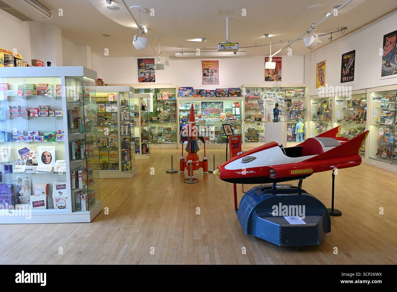 Thunderbirds and Space: 1999 - una celebrazione di giocattoli e collezionabili fantascientifici - Museum of Brands - Londra Regno Unito Foto Stock