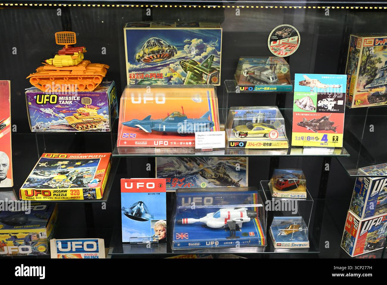 Una selezione di Gerry Anderson UFO serie TV da collezione al Museum of Brands di Londra Foto Stock