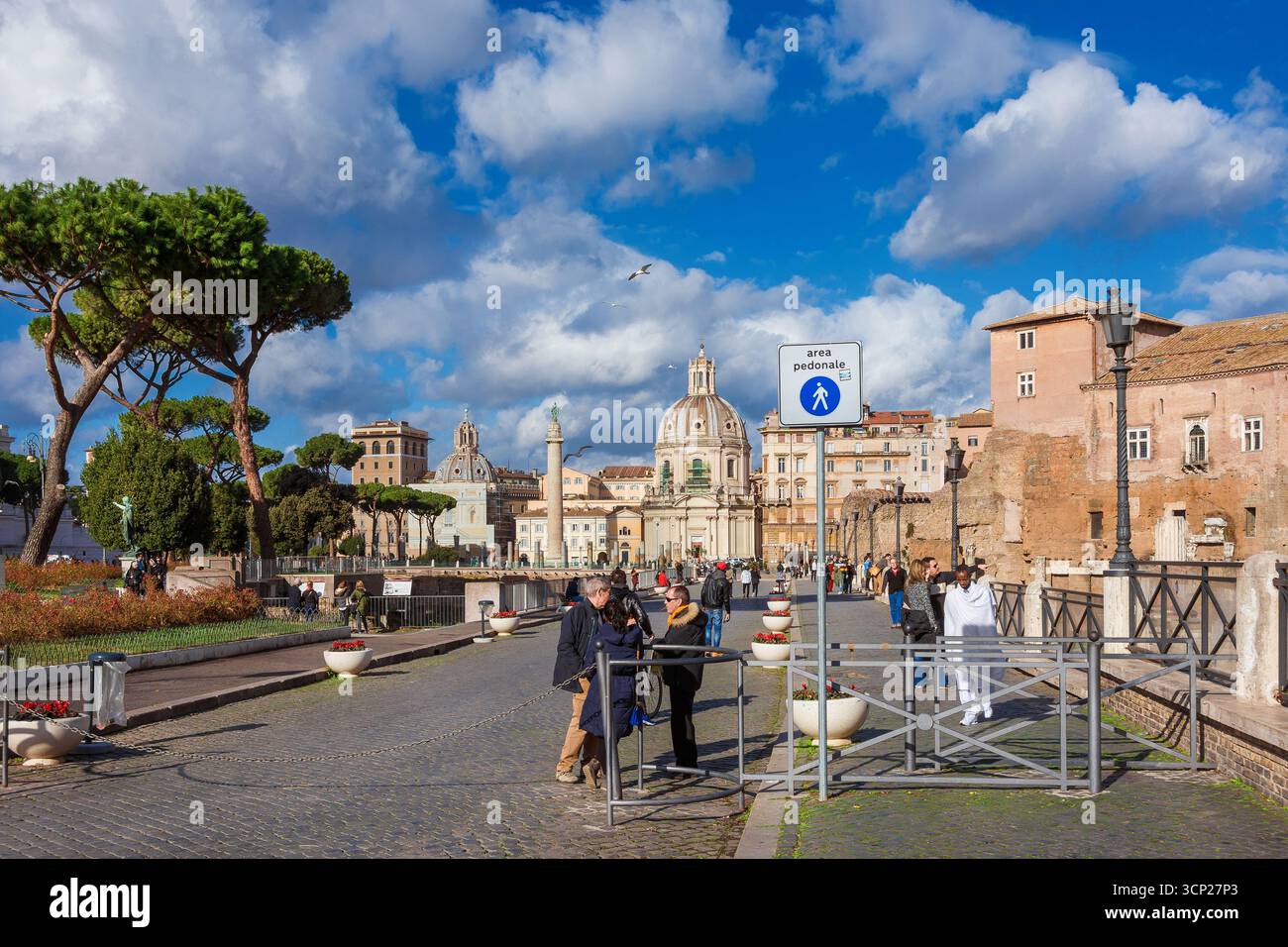 Zona pedonale di via Alessandrina lungo i fori Imperiali nel centro storico di Roma Foto Stock