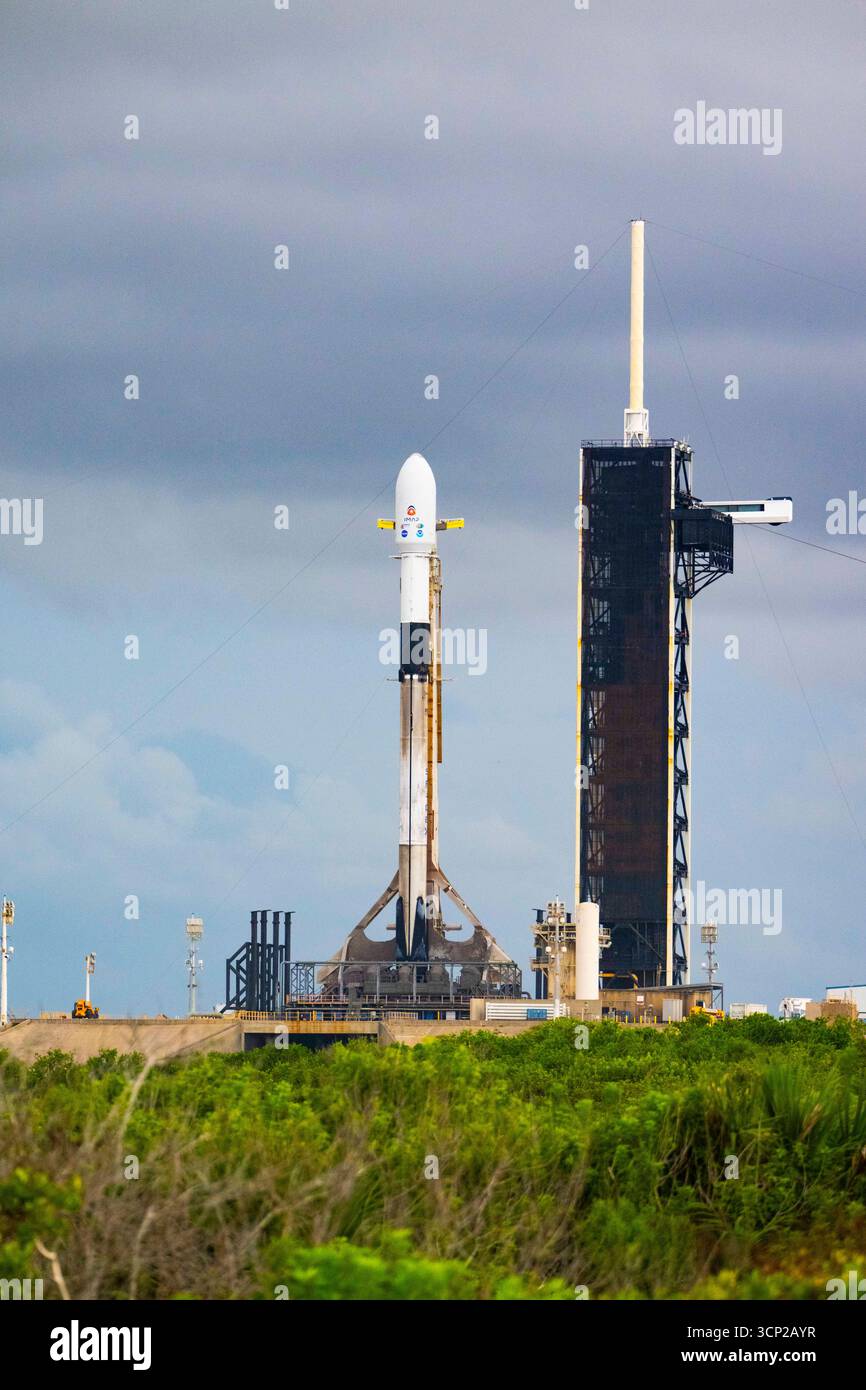 Merritt Island, Florida, Stati Uniti. 23 settembre 2025. Un razzo Falcon 9 SpaceX si trova sul Launch Complex 39A (LC-39A) al Kennedy Space Center della NASA, in Florida, il 23 settembre 2025, in vista del lancio previsto della missione IMAP della NASA il 24 settembre 2025 alle 7:30 del mattino EDT. Il razzo trasporterà più carichi utili, tra cui la sonda Interstellar Mapping and Acceleration Probe (IMAP) della NASA, l'Osservatorio Carruthers Geocorona e il satellite Space Weather Follow-on L1 del NOAA. IMAP studierà come il vento solare interagisce con il mezzo interstellare. (Credit Image: © Charles Briggs/ZUMA Press Wire) EDITORIALE USAG Foto Stock
