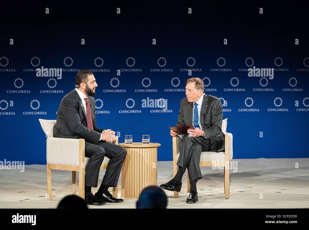 New York Ciy, Stati Uniti. 22 settembre 2025. Il generale dell'esercito americano David H. Petraues ha avuto una conversazione con H.E. Ahmed al-Sharaa, presidente della Repubblica araba siriana, alle conferenze annuali del Concordia Summit tenutesi presso lo Sheraton Hotel di New York, a fianco dell'Assemblea generale delle Nazioni Unite. 22 settembre 2025. Foto di Steve Sanchez/Sipa USA). Crediti: SIPA USA/Alamy Live News Foto Stock