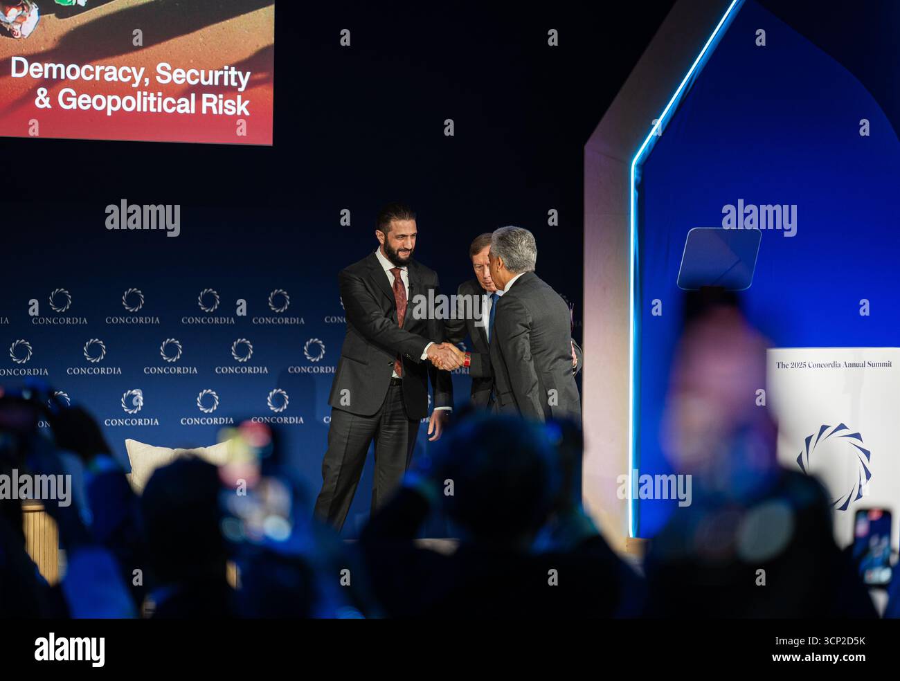 New York Ciy, Stati Uniti. 22 settembre 2025. Il generale dell'esercito americano David H. Petraues ha avuto una conversazione con H.E. Ahmed al-Sharaa, presidente della Repubblica araba siriana, alle conferenze annuali del Concordia Summit tenutesi presso lo Sheraton Hotel di New York, a fianco dell'Assemblea generale delle Nazioni Unite. 22 settembre 2025. Foto di Steve Sanchez/Sipa USA). Crediti: SIPA USA/Alamy Live News Foto Stock