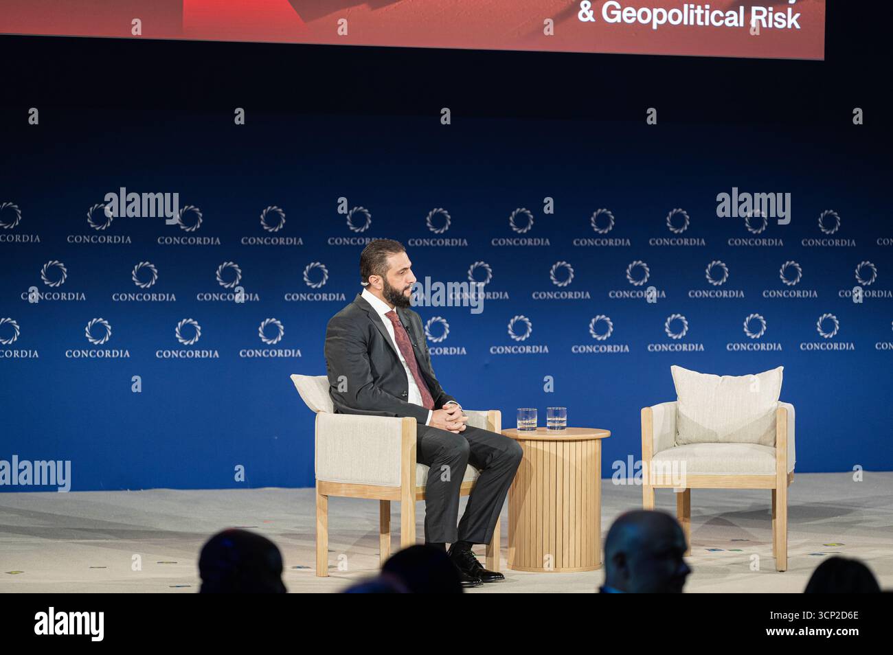 New York Ciy, Stati Uniti. 22 settembre 2025. Il generale dell'esercito americano David H. Petraues ha avuto una conversazione con H.E. Ahmed al-Sharaa, presidente della Repubblica araba siriana, alle conferenze annuali del Concordia Summit tenutesi presso lo Sheraton Hotel di New York, a fianco dell'Assemblea generale delle Nazioni Unite. 22 settembre 2025. Foto di Steve Sanchez/Sipa USA). Crediti: SIPA USA/Alamy Live News Foto Stock