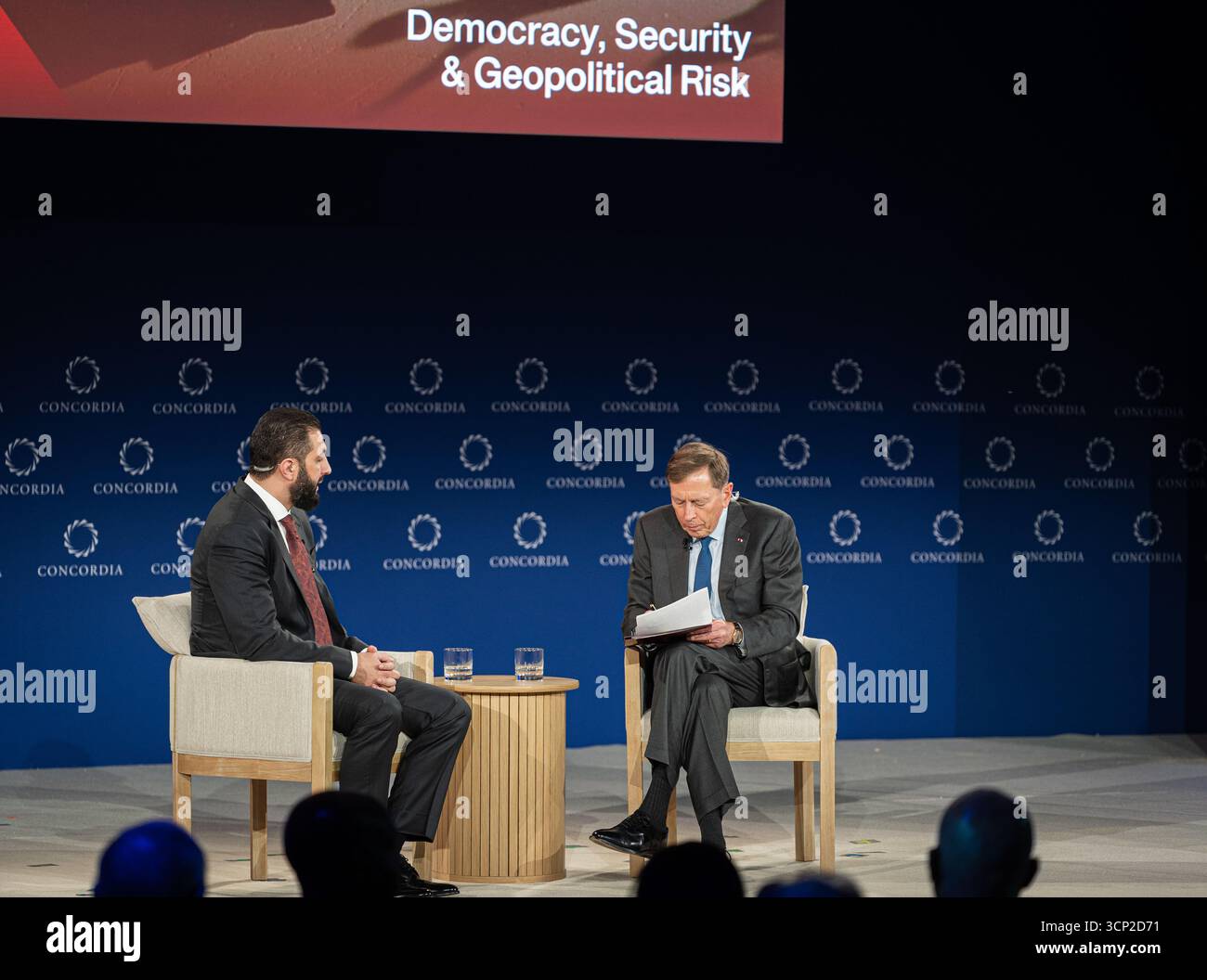 New York Ciy, Stati Uniti. 22 settembre 2025. Il generale dell'esercito americano David H. Petraues ha avuto una conversazione con H.E. Ahmed al-Sharaa, presidente della Repubblica araba siriana, alle conferenze annuali del Concordia Summit tenutesi presso lo Sheraton Hotel di New York, a fianco dell'Assemblea generale delle Nazioni Unite. 22 settembre 2025. Foto di Steve Sanchez/Sipa USA). Crediti: SIPA USA/Alamy Live News Foto Stock