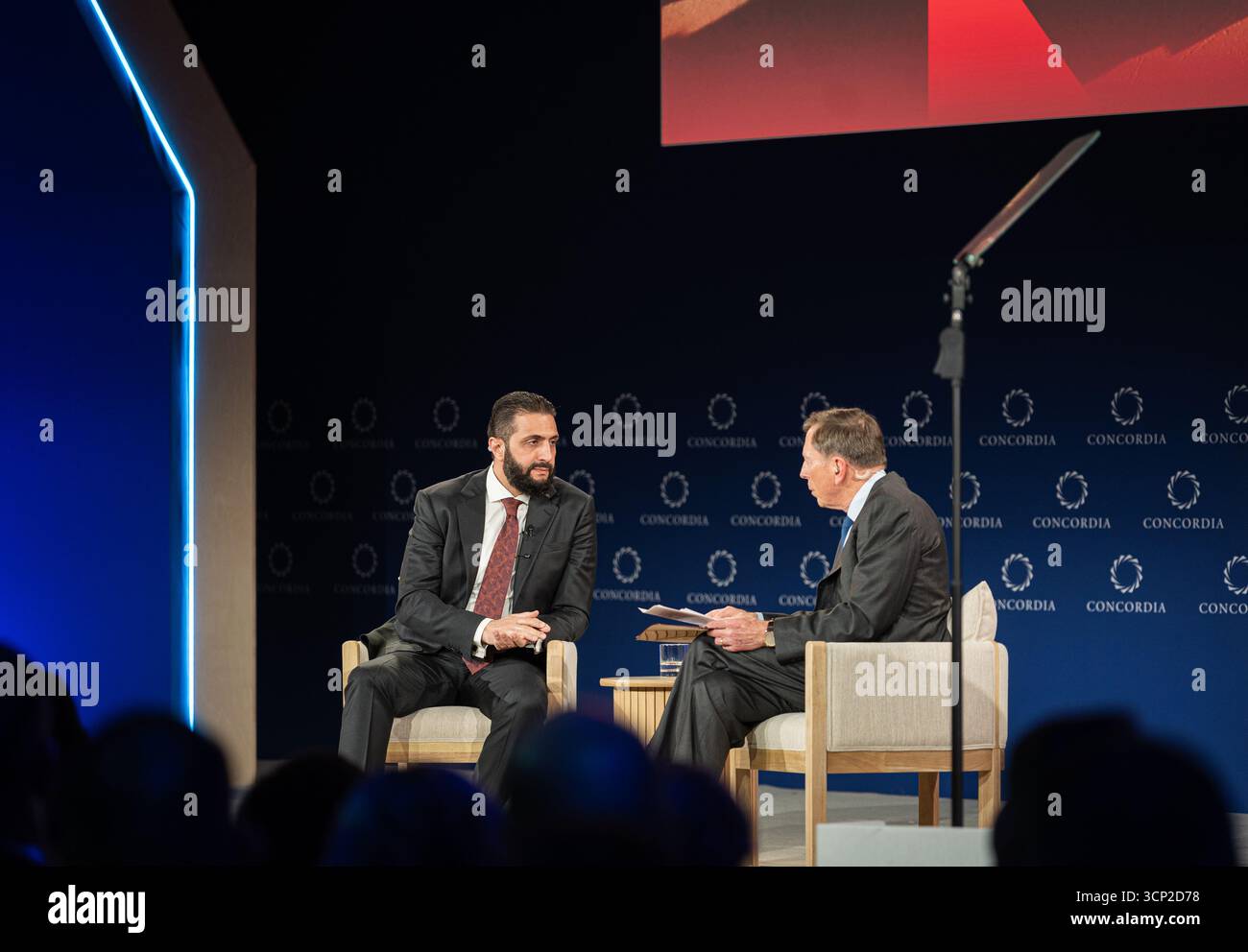 New York Ciy, Stati Uniti. 22 settembre 2025. Il generale dell'esercito americano David H. Petraues ha avuto una conversazione con H.E. Ahmed al-Sharaa, presidente della Repubblica araba siriana, alle conferenze annuali del Concordia Summit tenutesi presso lo Sheraton Hotel di New York, a fianco dell'Assemblea generale delle Nazioni Unite. 22 settembre 2025. Foto di Steve Sanchez/Sipa USA). Crediti: SIPA USA/Alamy Live News Foto Stock