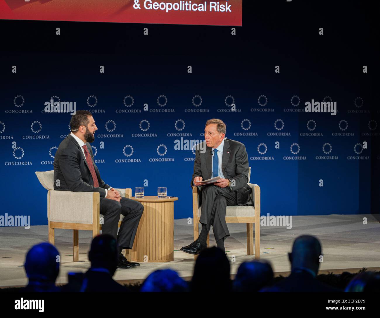 New York Ciy, Stati Uniti. 22 settembre 2025. Il generale dell'esercito americano David H. Petraues ha avuto una conversazione con H.E. Ahmed al-Sharaa, presidente della Repubblica araba siriana, alle conferenze annuali del Concordia Summit tenutesi presso lo Sheraton Hotel di New York, a fianco dell'Assemblea generale delle Nazioni Unite. 22 settembre 2025. Foto di Steve Sanchez/Sipa USA). Crediti: SIPA USA/Alamy Live News Foto Stock