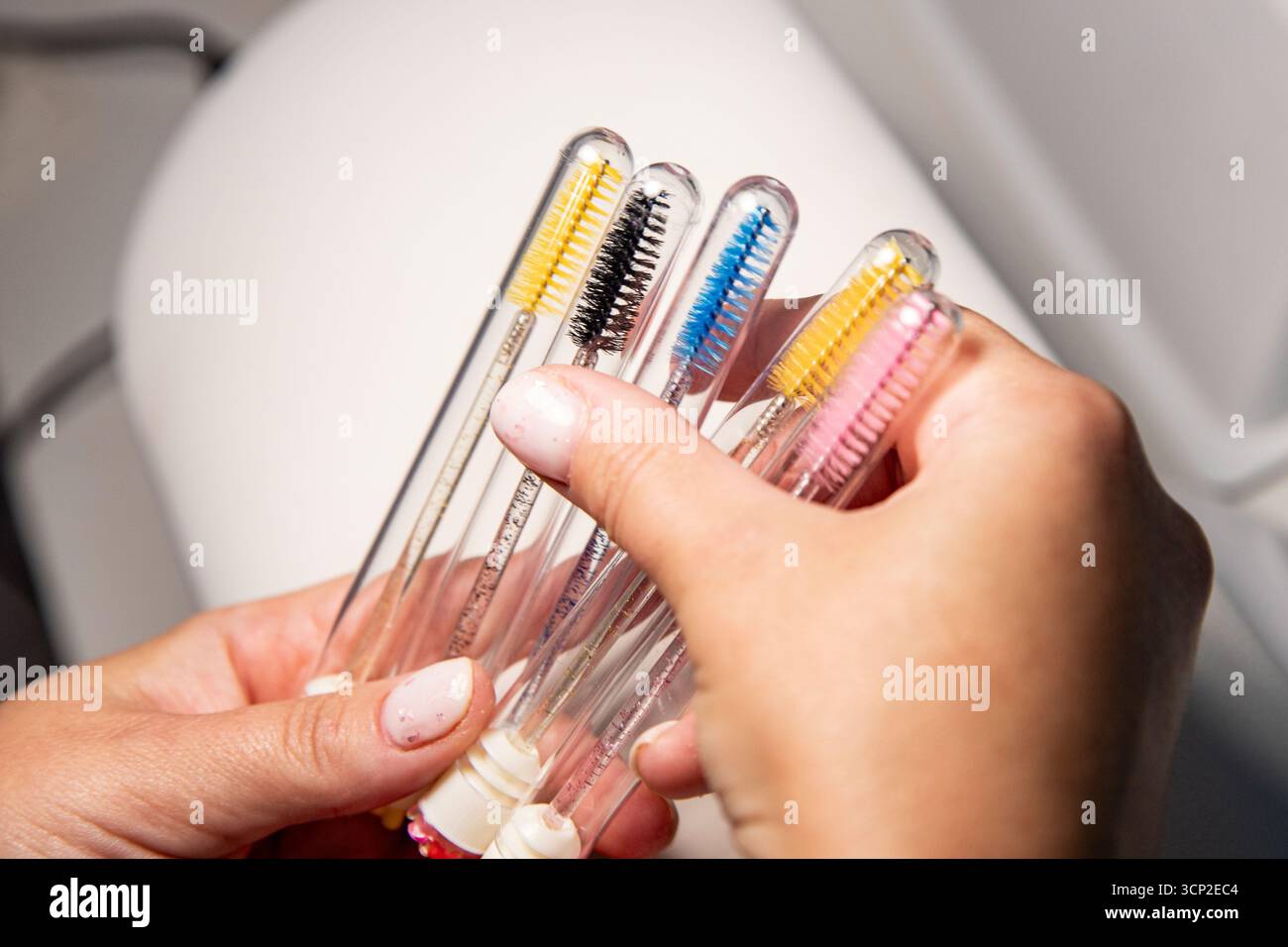 Pennelli colorati per cosmetologia e trucco. Set di spazzole igieniche per prolunghe ciglia, colorazione sopracciglia e trucco oculare. Foto Stock