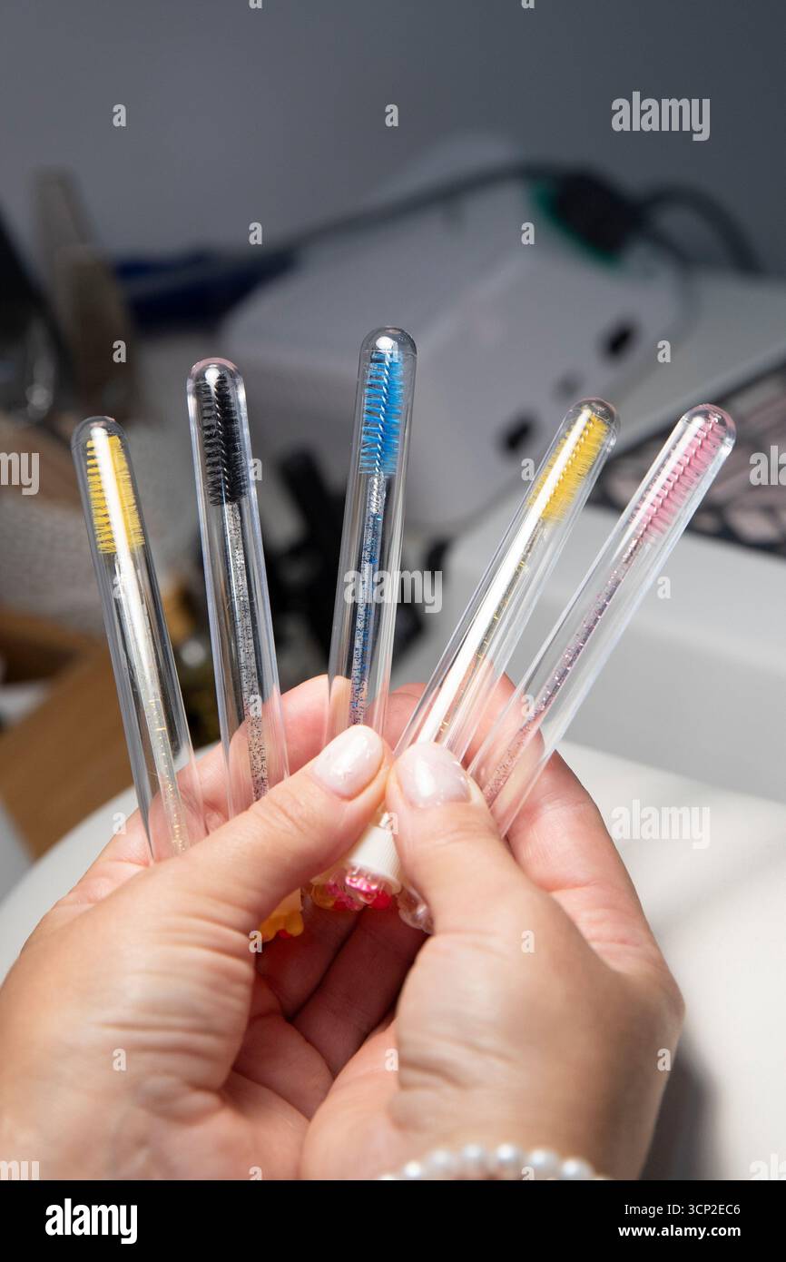 Spazzole riutilizzabili per ciglia e sopracciglia. Strumenti per il trucco Foto Stock