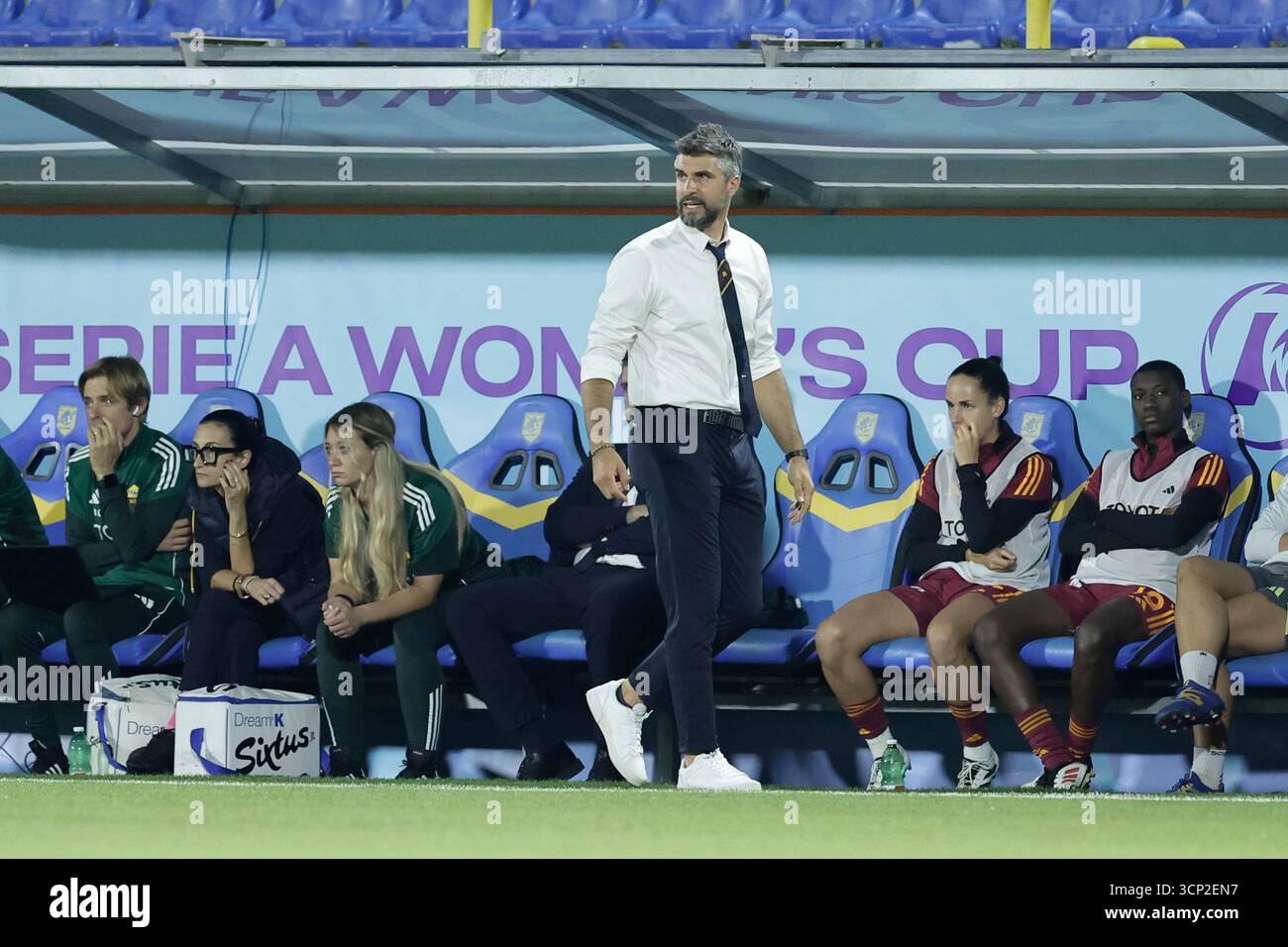 L'allenatore italiano della Roma Luca Rossettini guarda durante la partita di calcio femminile di serie A tra AS Roma e SS Lazio allo stadio Romeo menti di Castellammare di Stabia, il 23 settembre 2025. Foto Stock