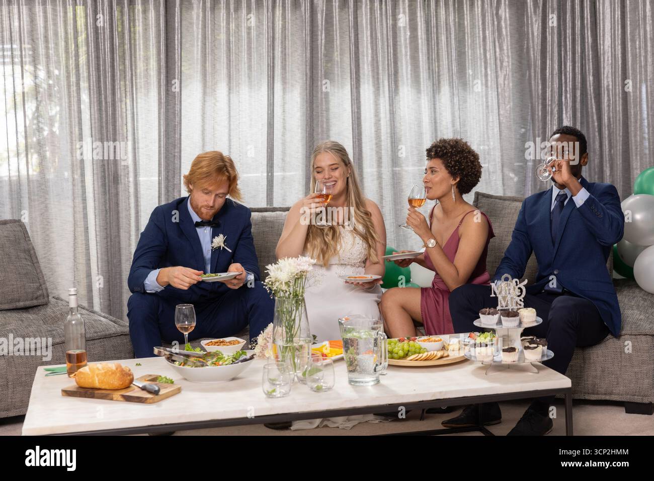 Diverse feste nuziali, pane affettato, vino sorseggiato nella sala banchetti con cupcake Foto Stock