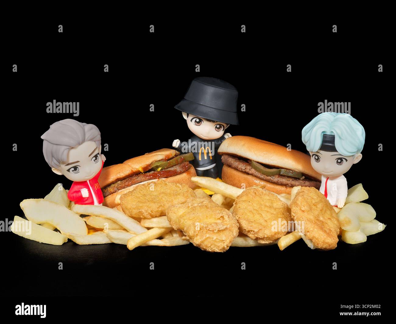 Palm Springs, California, Stati Uniti. 23 settembre 2025. Palm Springs, California ''" 23 settembre 2025: McDonald's debutta nella Encore Edition della sua promozione TinyTAN Happy Meal, aggiungendo un nuovo set di giocattoli da collezione alla collaborazione in corso. I TinyTAN sono personaggi in stile chibi creati dalla Big Hit Entertainment (ora HYBE), ognuno dei quali rappresenta un membro dei BTS, il gruppo pop sudcoreano di sette membri riconosciuto come uno dei gruppi musicali più influenti al mondo. Encore Edition segue il set Throwback iniziale lanciato all'inizio di questo mese. Di seguito sono riportate le figure TinyTAN di RM (a sinistra), Jung Kook Foto Stock