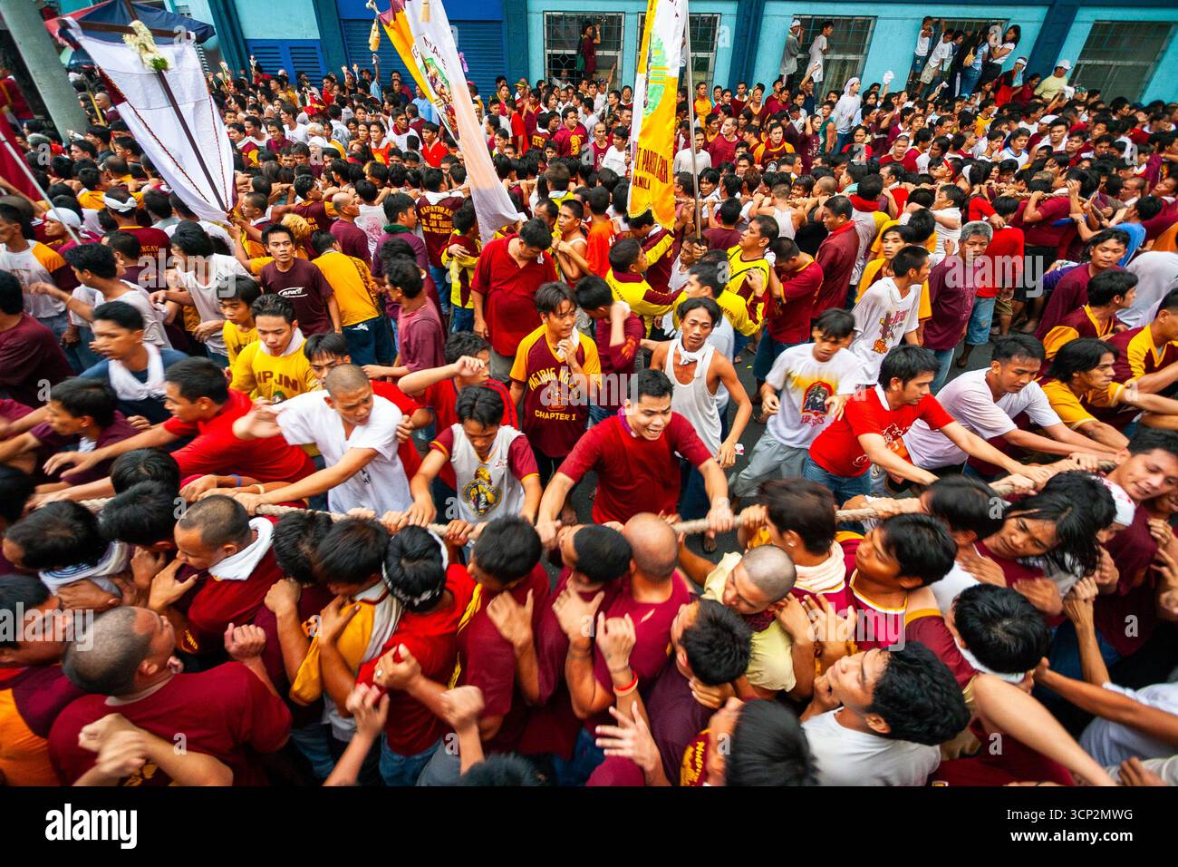 A Manila, Filippine, passa una folla di devoti come immagine processionale del Naziano, un'immagine storica venerata Foto Stock
