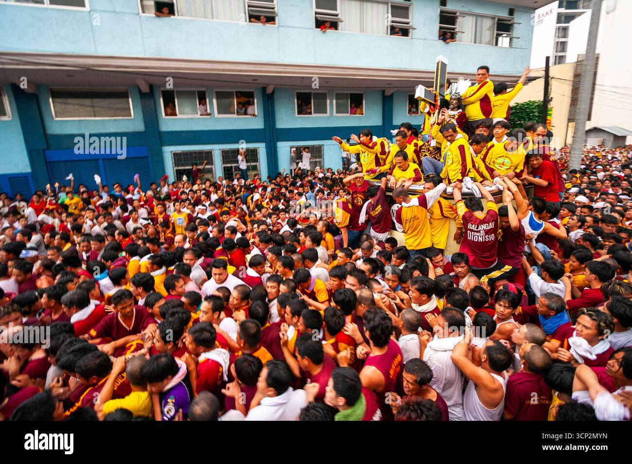 A Manila, Filippine, passa una folla di devoti come immagine processionale del Naziano, un'immagine storica venerata Foto Stock