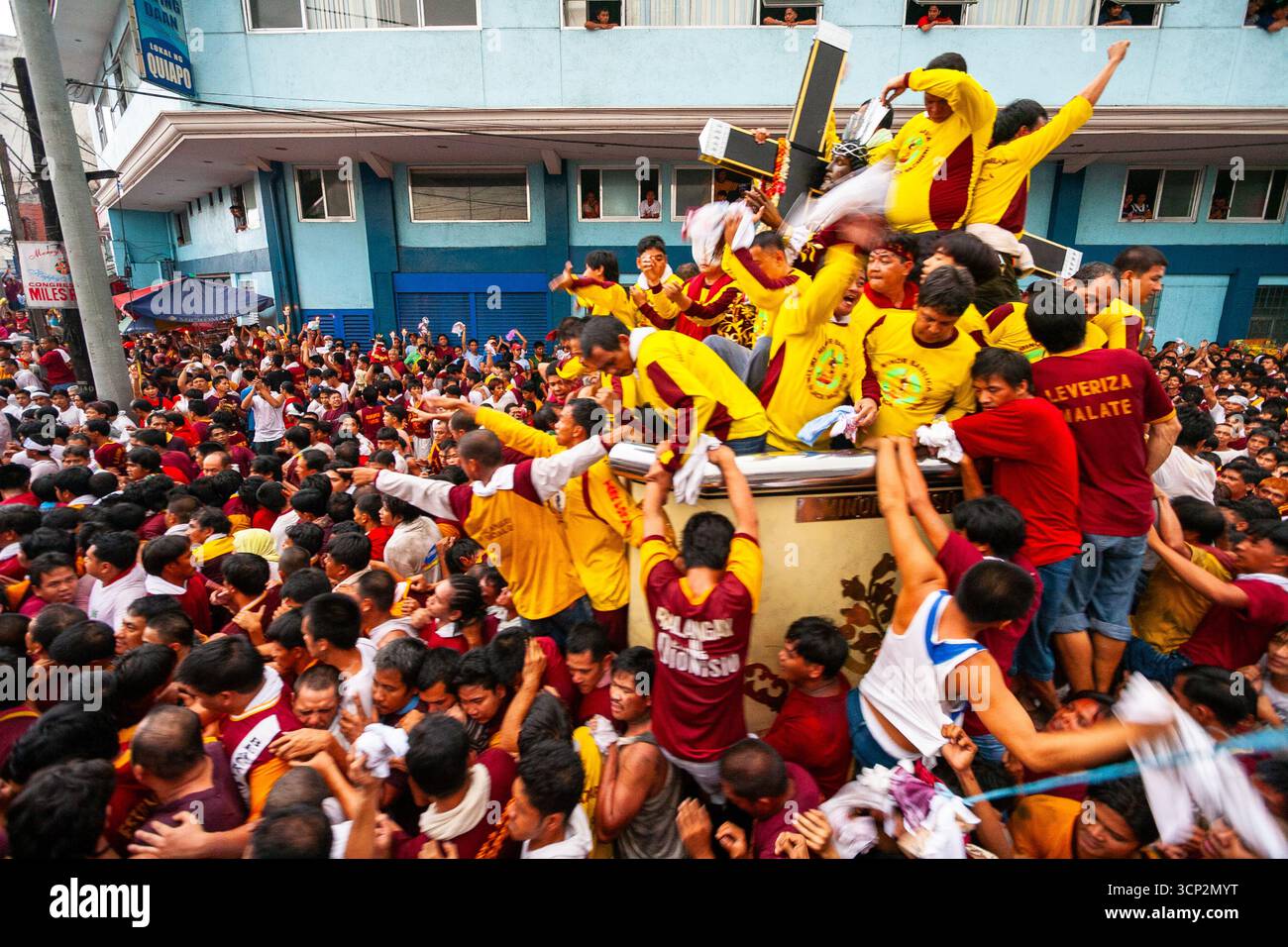 A Manila, Filippine, passa una folla di devoti come immagine processionale del Naziano, un'immagine storica venerata Foto Stock