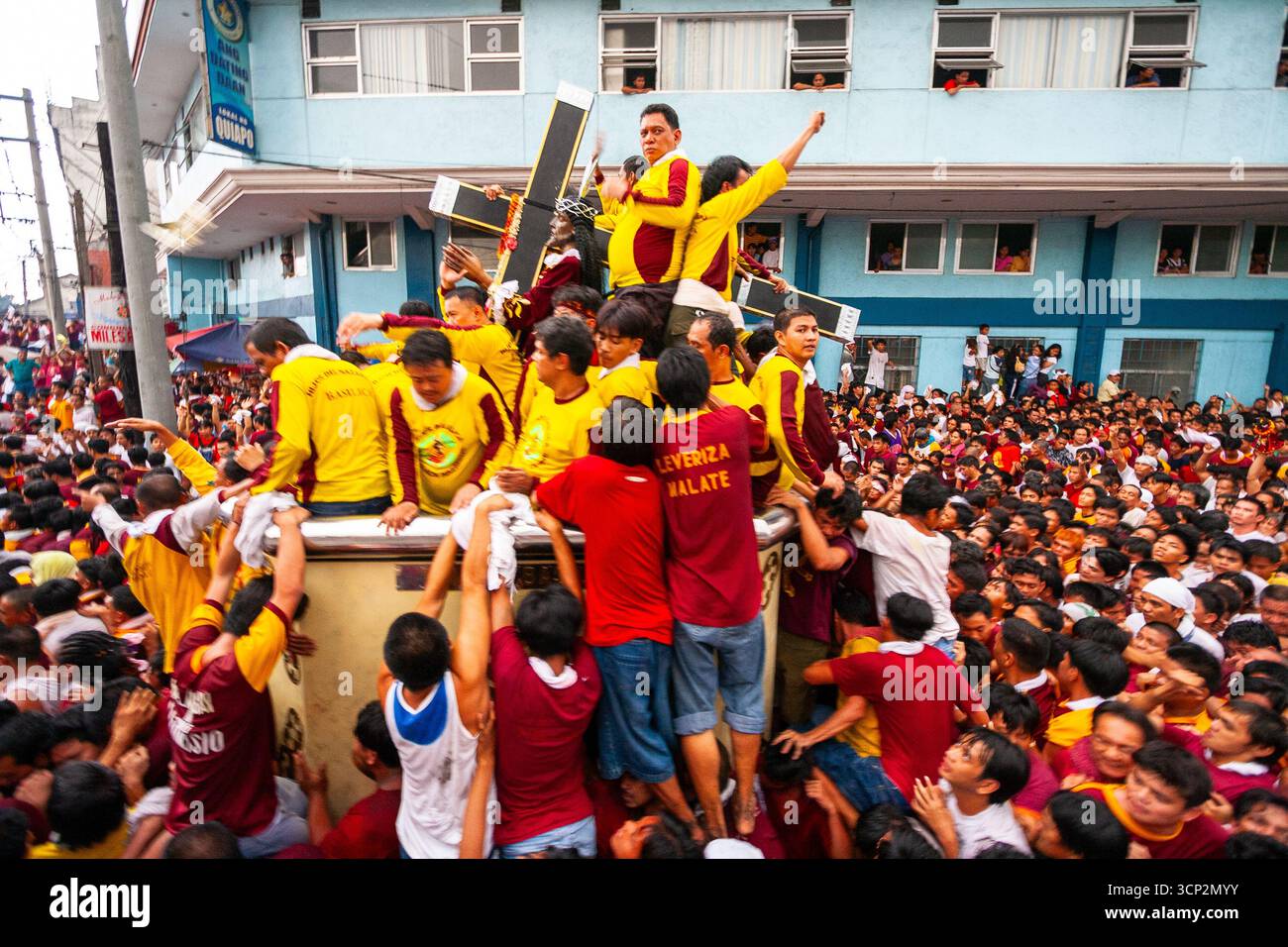 A Manila, Filippine, passa una folla di devoti come immagine processionale del Naziano, un'immagine storica venerata Foto Stock