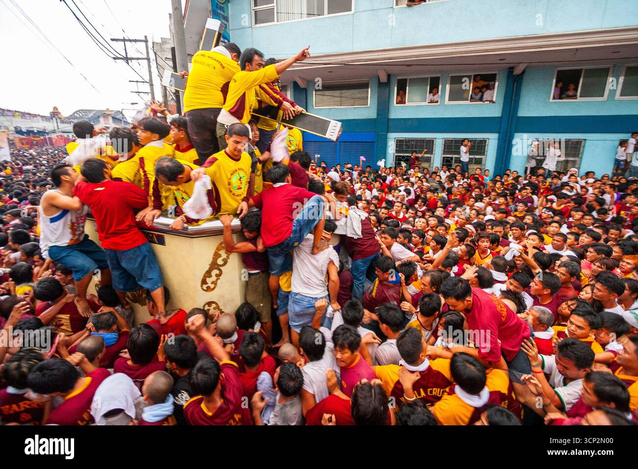 A Manila, Filippine, passa una folla di devoti come immagine processionale del Naziano, un'immagine storica venerata Foto Stock