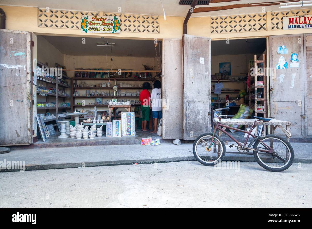 Un negozio di marmo che vende prodotti in marmo intagliato, un'importante industria a Romblon, Filippine Foto Stock
