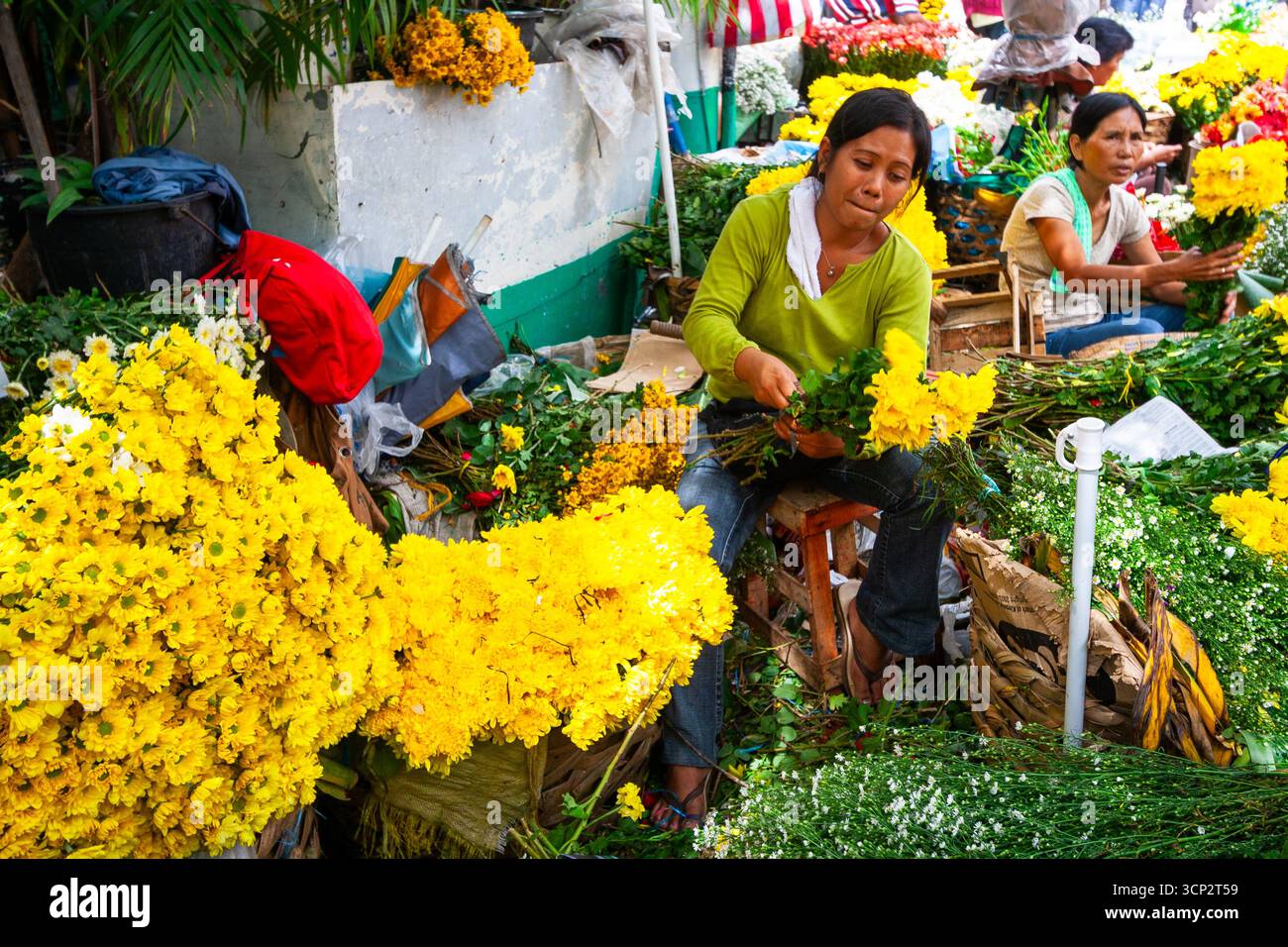 Venditori locali in un affollato mercato dei fiori a Cebu, Filippine Foto Stock