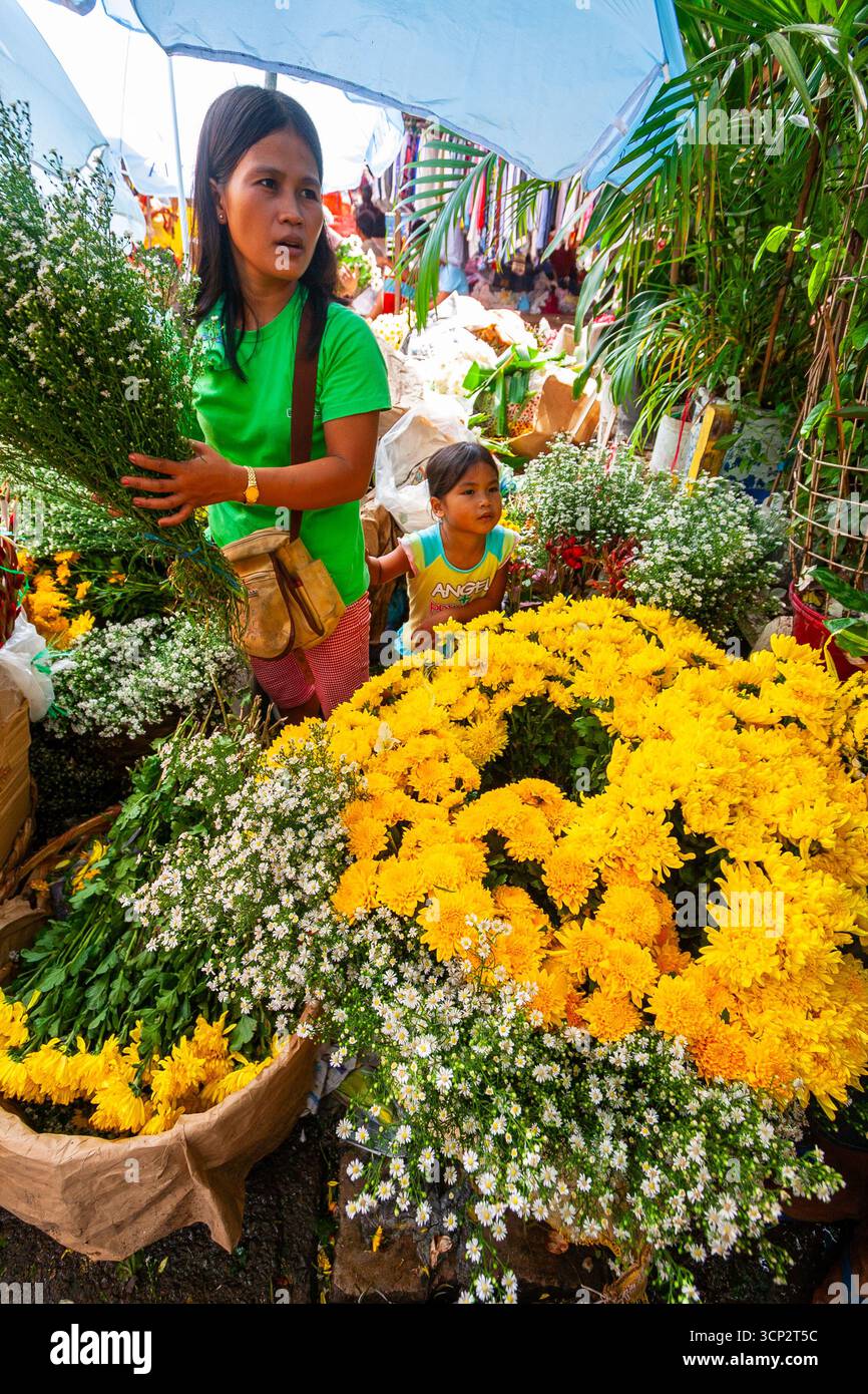 Venditori locali in un affollato mercato dei fiori a Cebu, Filippine Foto Stock