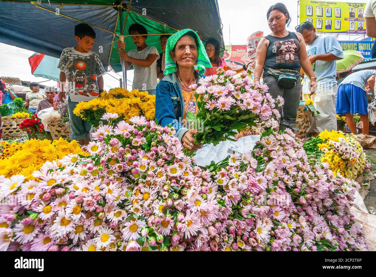 Venditori locali in un affollato mercato dei fiori a Cebu, Filippine Foto Stock