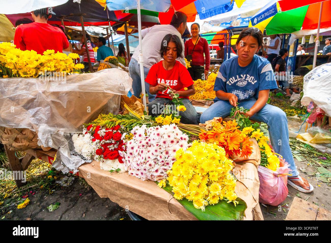 Venditori locali in un affollato mercato dei fiori a Cebu, Filippine Foto Stock