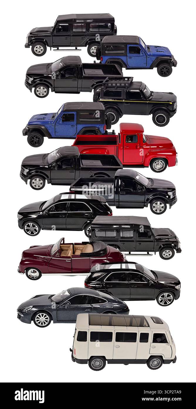 Varie auto e auto in vendita pronte per l'acquisto o per la riparazione per i proprietari Foto Stock