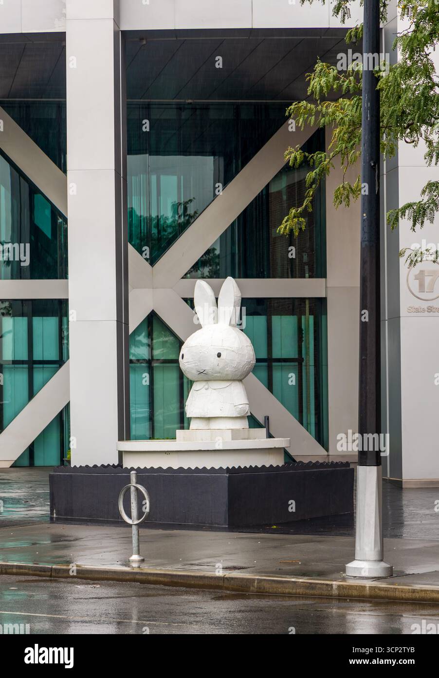 New York City, New York - 7 settembre 2025: Miffy Sculpture, parte di un'installazione artistica dell'artista americano Tom Sachs a Lower Manhattan, New York Foto Stock