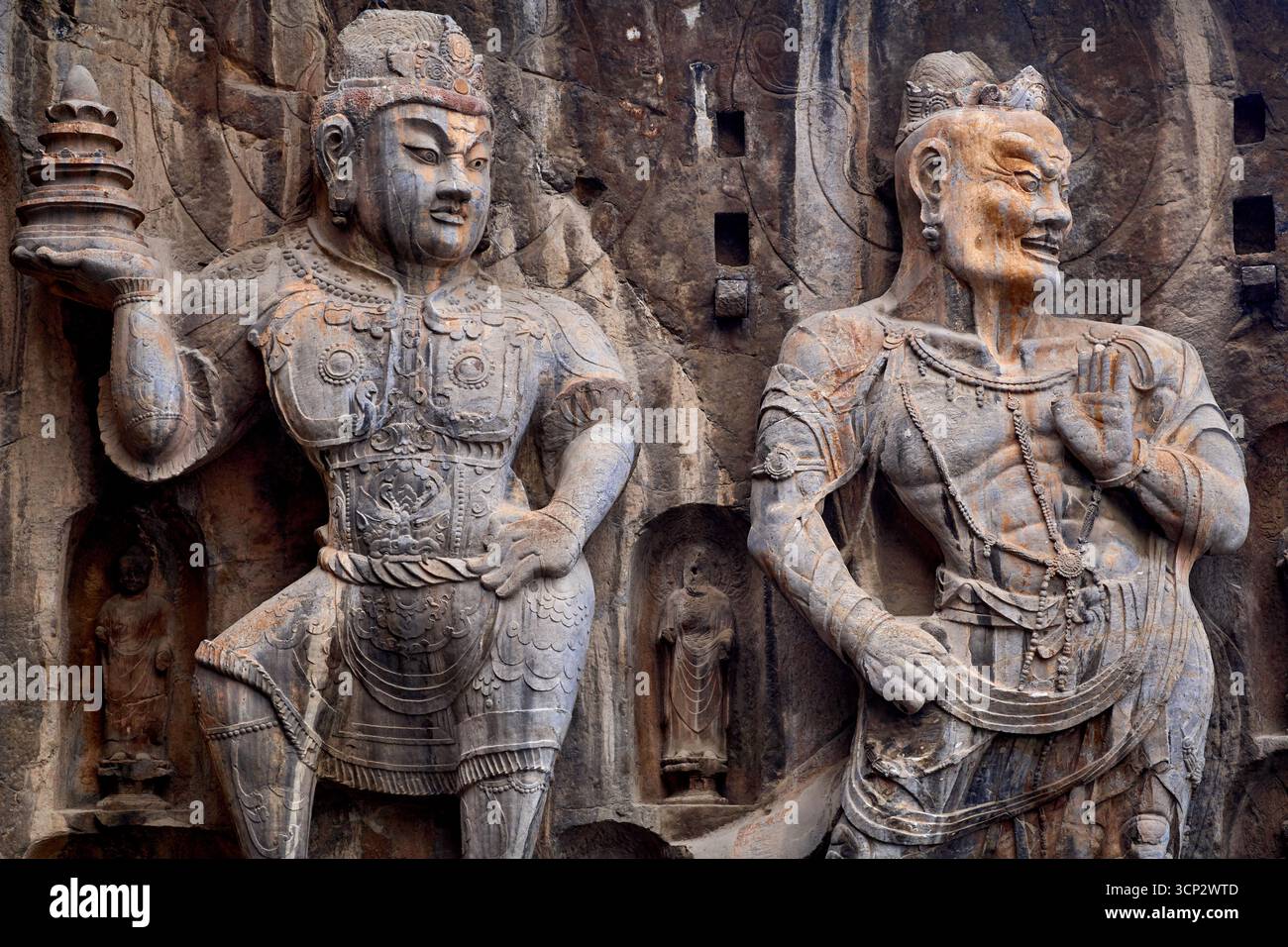 I giganti guardiani delle Grotte di Longmen/Grotte di Longmen a Luoyang Foto Stock