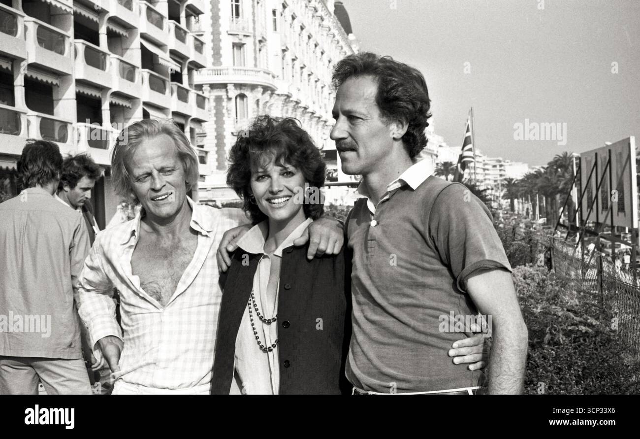KLAUS KINSKI, CLAUDIA CARDINALE ET WERNER HERZOG POUR LA PROMOTION DU FILM FITZCARRALDO QUI A RECU LE PRIX DE LA MISE EN SCENE AU FESTIVAL DE CANNES EN MAI 1982 FOTO DI APS-MEDIAS/ABACAPRESS.COM CREDITI: ABACA PRESS/ALAMY LIVE NEWS Foto Stock