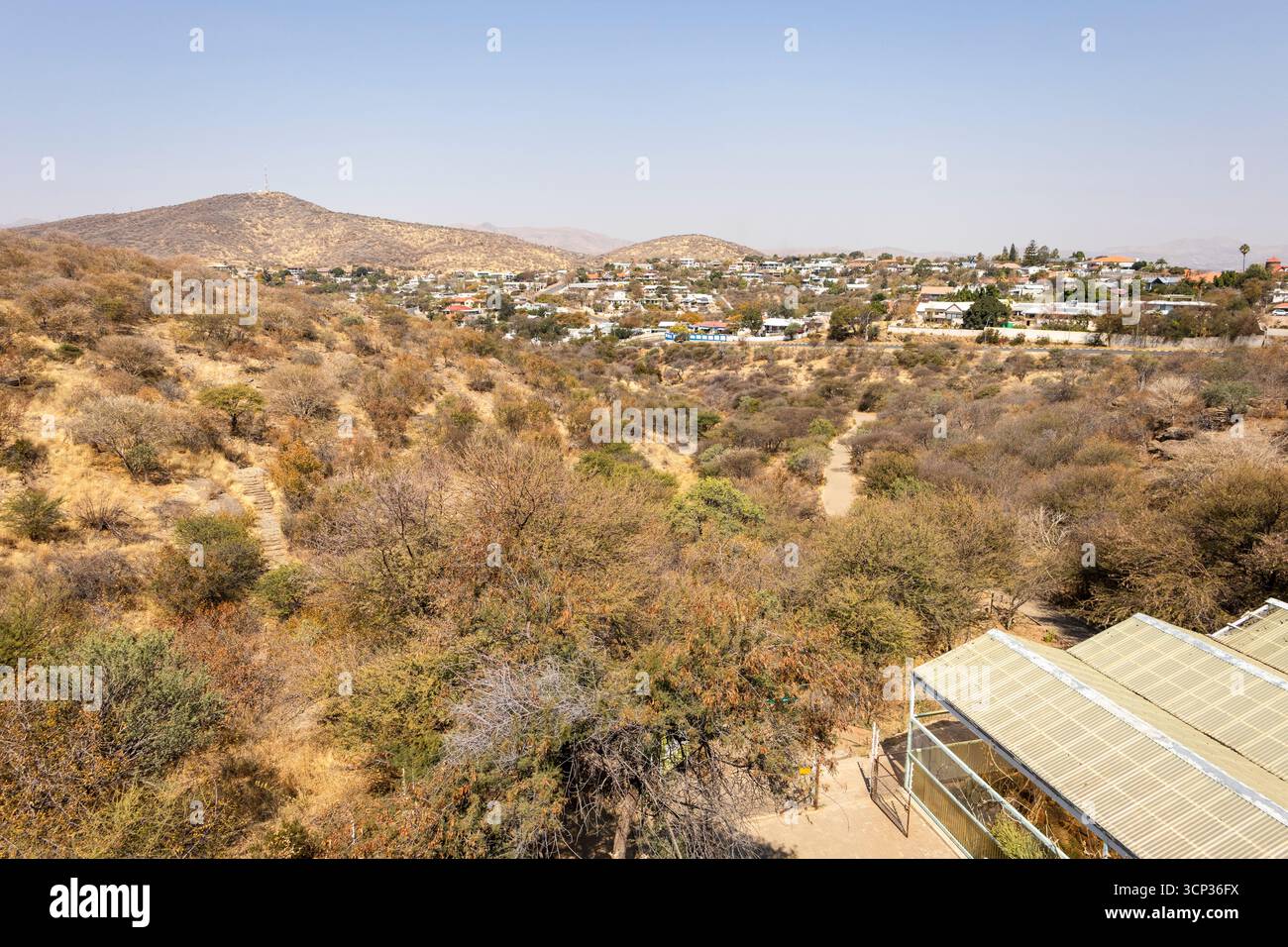 Una vista panoramica di Windhoek, Namibia, dal Giardino Botanico Nazionale e dalla casa delle piante del deserto. Foto Stock