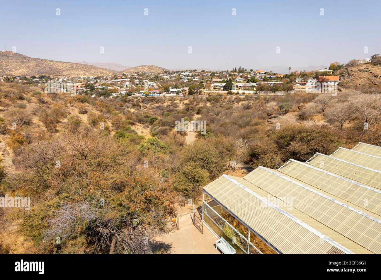 Una vista panoramica di Windhoek, Namibia, dal Giardino Botanico Nazionale e dalla casa delle piante del deserto. Foto Stock