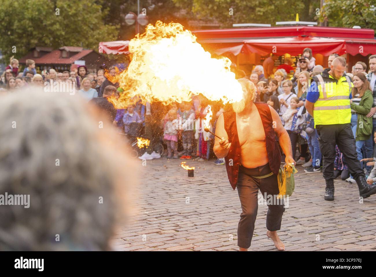 Un respiratore d'incendio intrattiene la folla durante uno spettacolo all'aperto, spara fiamme dalla bocca, Feuernacht, Sindelfingen, Germania Foto Stock