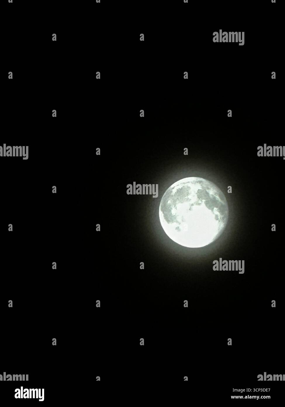 tavolo del ristorante con cibo e bevande, luminosa luna piena che si illumina nel cielo notturno scuro, paesaggio panoramico di verdi colline e campagna in albania... - Immagine stock catturata con smartphone