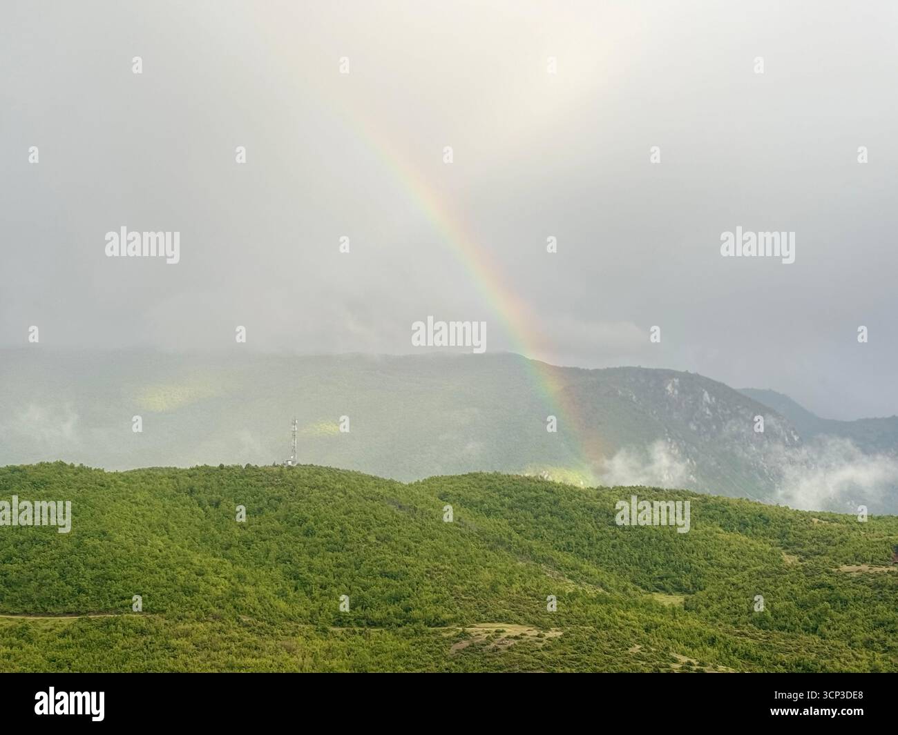 tavolo del ristorante con cibo e bevande, luminosa luna piena che si illumina nel cielo notturno scuro, paesaggio panoramico di verdi colline e campagna in albania... - Immagine stock catturata con smartphone