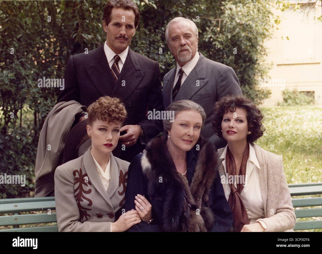 Milano, Italia. 22 aprile 2021. Film: Claretta - nella foto: Claudia Cardinale, Caterina Boratto, Nancy Brilli, Giuliano Gemma, Philippe Lemaire - titolo originale: Claretta - genere: Biografico, drammatico, storico - regista: Pasquale Squitieri crediti: Independent Photo Agency/Alamy Live News Foto Stock