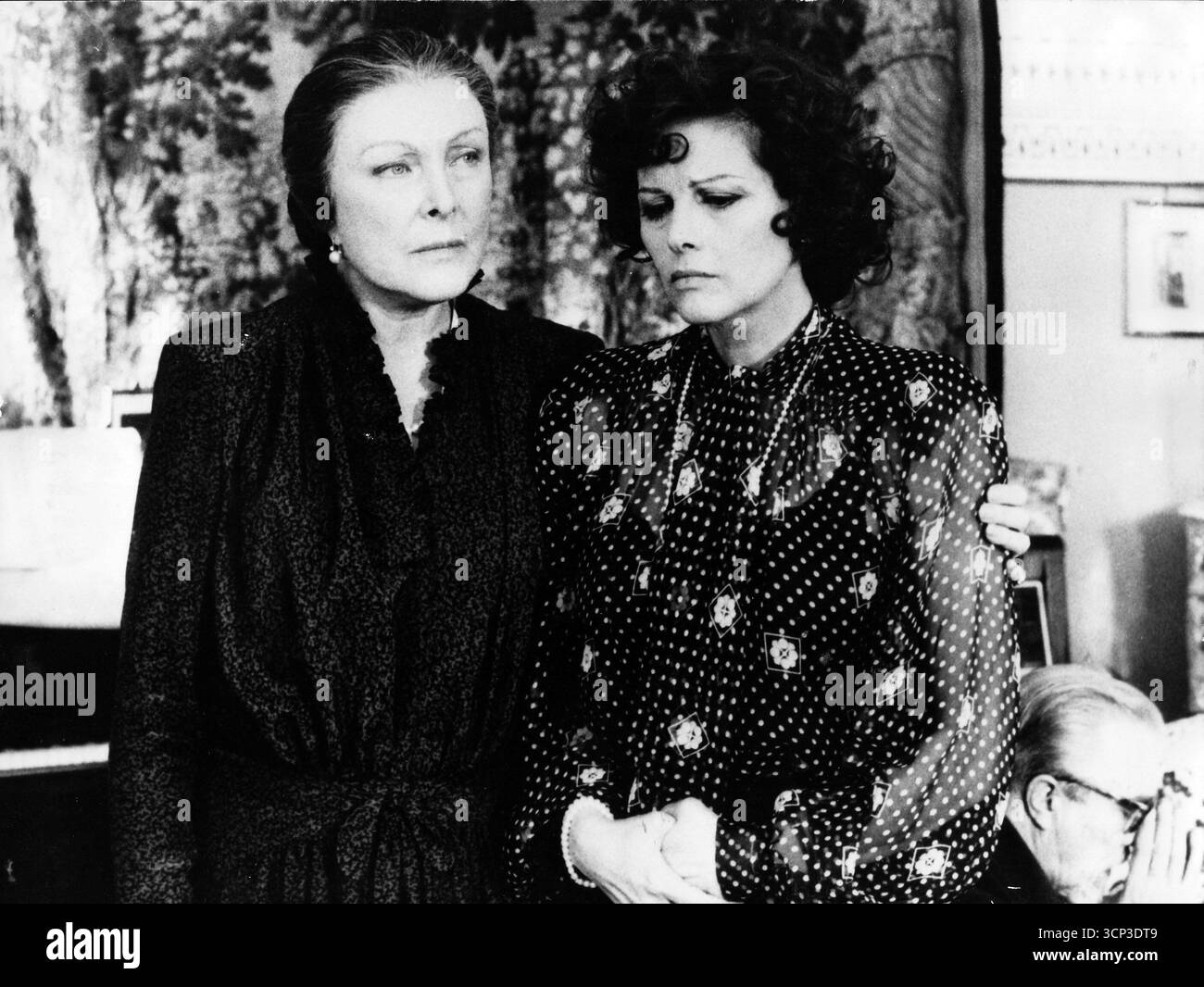 Film: Claretta - nella foto: Claudia Cardinale, Caterina Boratto - titolo originale: Claretta - genere: Biografico, drammatico, storico - regista: Pasquale Squitieri Foto Stock