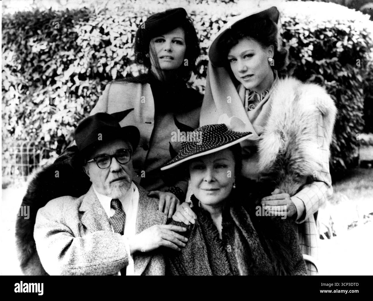 Film: Claretta - nella foto: Claudia Cardinale, Nancy Brilli, Philippe Lemaire, Caterina Boratto - titolo originale: Claretta - genere: Biografico, drammatico, storico - regista: Pasquale Squitieri Foto Stock